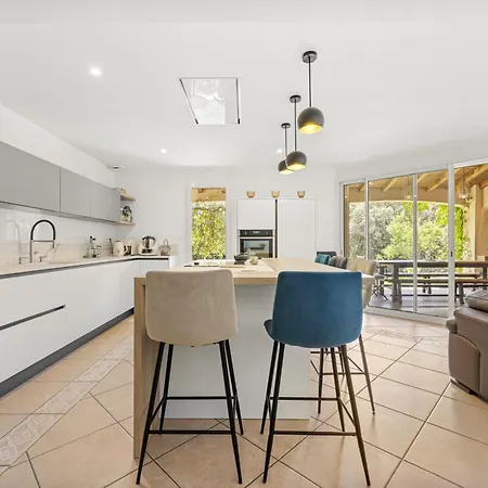 Villa Nimes Bed & Breakfast 4*